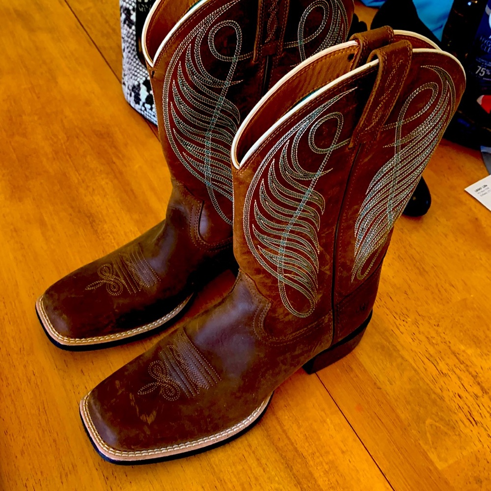 Ariat Powder Brown Round Up Wide Square Toe Women’s Western Boot
